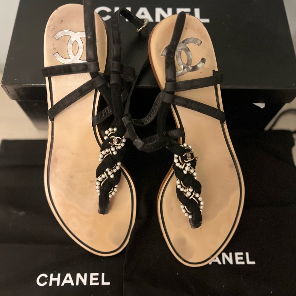 Chanel pearl and black sandal for sure chic !